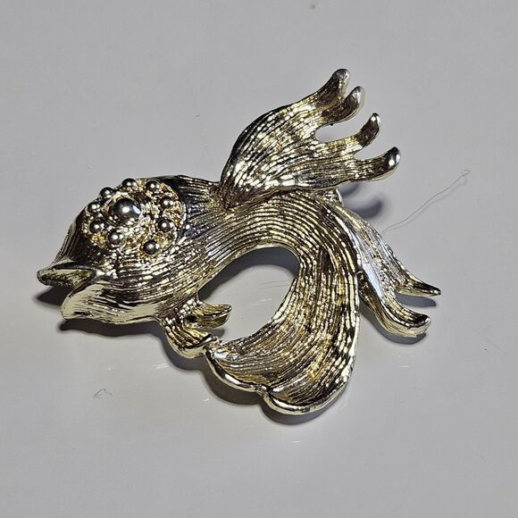 Vintage Pin Goldfish Koi Gold Tone Fancy Brooch Fish Hat Fins Lapel - Picture 10 of 10